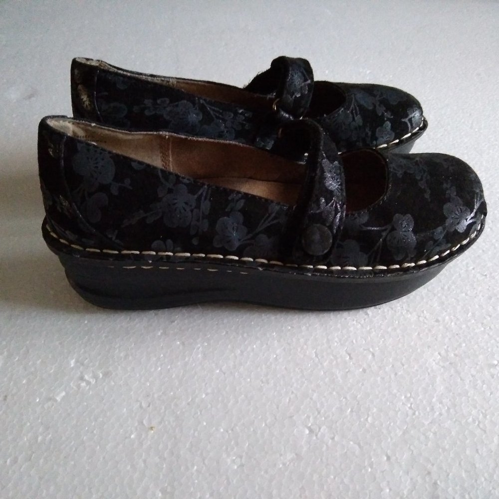 White Mountain Eureka Shoes Size 6 Mary Janes Floral Leather Suede Black